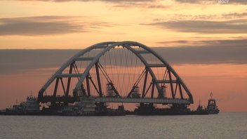 Плавопоры с автодорожной аркой Крымского моста вышли на фарватер