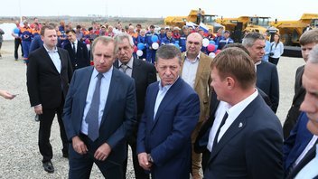Дмитрий Козак проверил ход подготовки к началу строительства моста через Керченский пролив