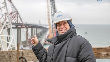 Олег Газманов встретился со строителями Крымского моста