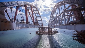 Автодорожная арка Крымского моста поднята на проектную высоту 