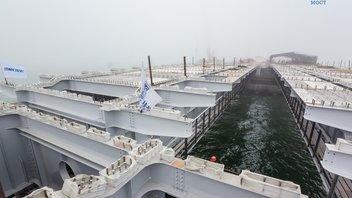 Строители Крымского моста соединили автодорожными пролетами косу и остров Тузла