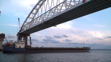 Под аркой Крымского моста прошло первое судно – сухогруз «Святитель Алексий» под российским флагом