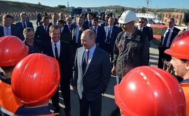 Владимир Путин и Дмитрий Медведев осмотрели площадку строительства Крымского моста