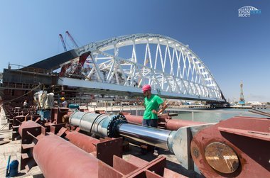  Началась подготовка железнодорожной арки Крымского моста к погрузке на плавсистему