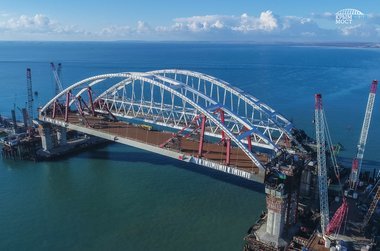 Морская операция по установке автодорожной арки Крымского моста завершена