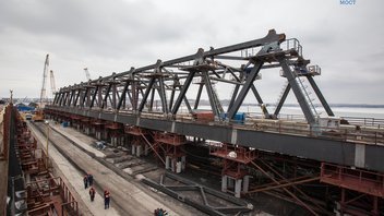 Строители приступают к сборке сводов арок Крымского моста