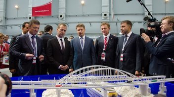 Дмитрий Медведев ознакомился с проектом моста в Крым на форуме в Сочи