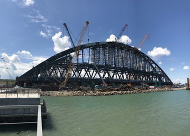 Строители завершили сборку железнодорожной арки Крымского моста
