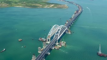 Жители Крыма и Кубани открыли движение по мосту через Керченский пролив