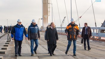 Строители Крымского моста пригласили Владимира Путина на запуск автомобильного движения в мае 2018 года