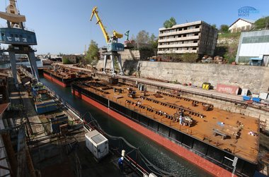 Плавучие опоры для перевозки и монтажа арок Крымского моста выведены на воду