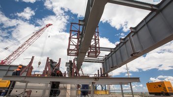 Строители начали монтаж пролетов Крымского моста 