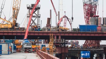  Погружено 50% от всего объема свай моста в Крым 