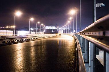 Строители протестировали освещение автодороги на Крымском мосту